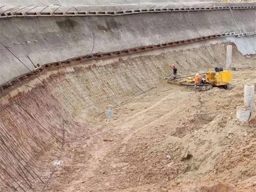 丹巴基坑边坡加固